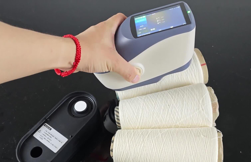 Yarn_color_measurement.jpg Yarn_color_measurement.jpg