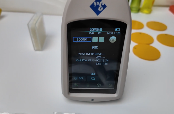 The instrument displays the measured value of yellowness